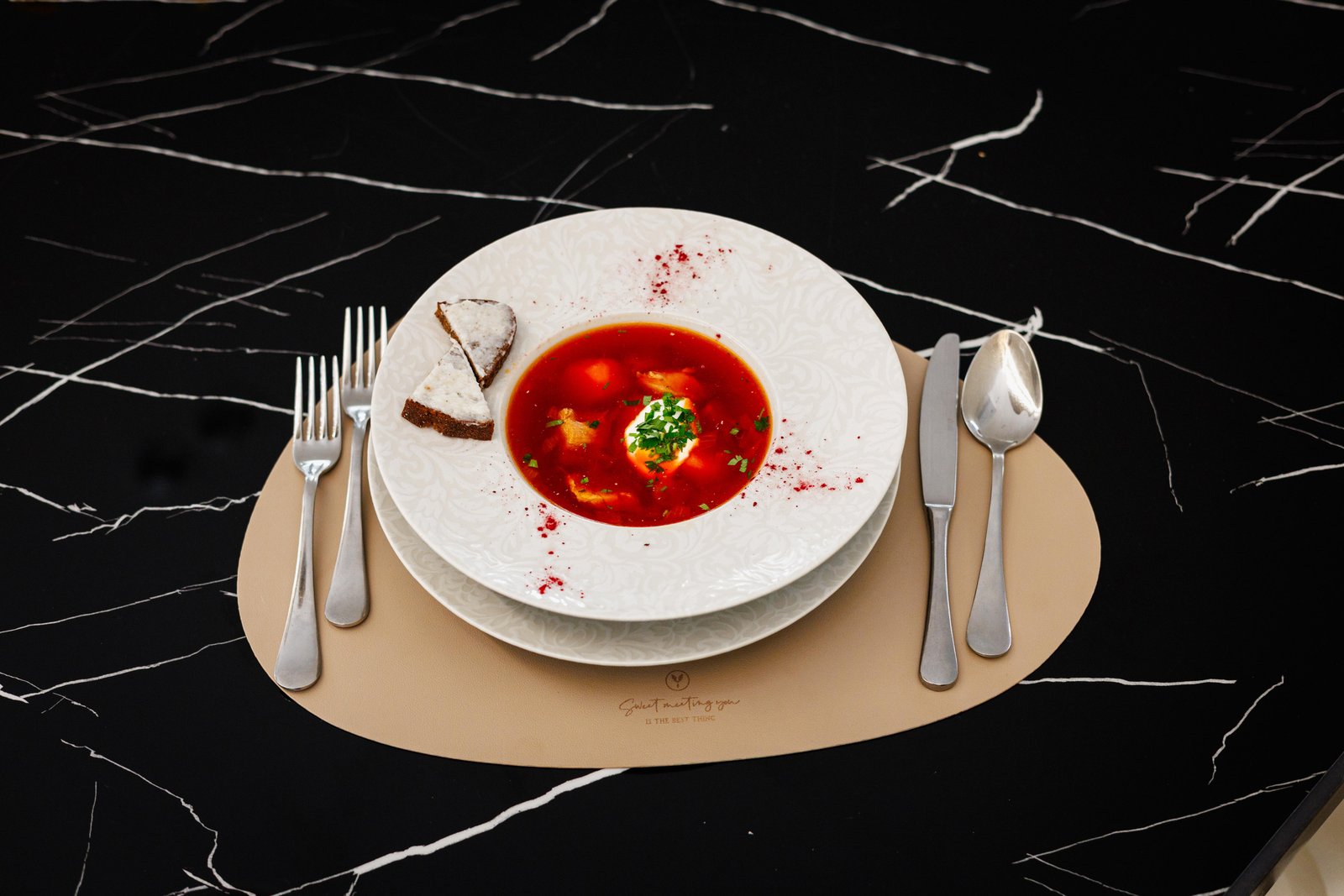 Borscht ucraino autentico servito al ristorante Anastasia Napoli