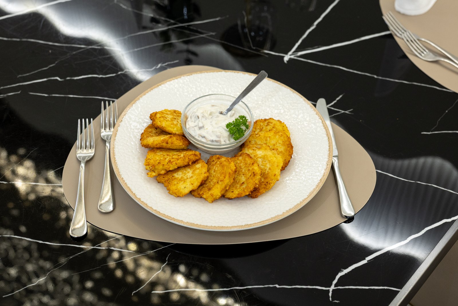 Deruni frittelle di patate ucraine con panna acida - Anastasia Napoli