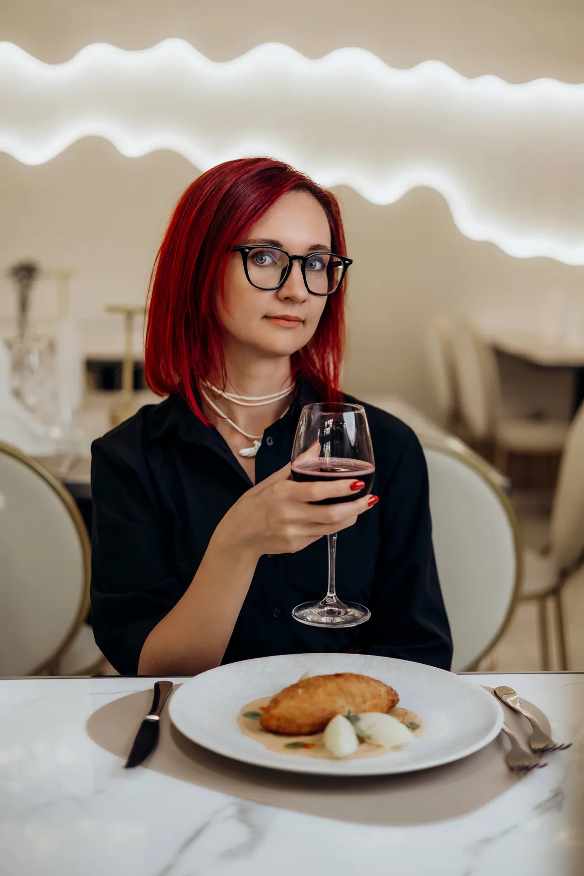 Un'ospite gode di un calice di vino da Anastasia